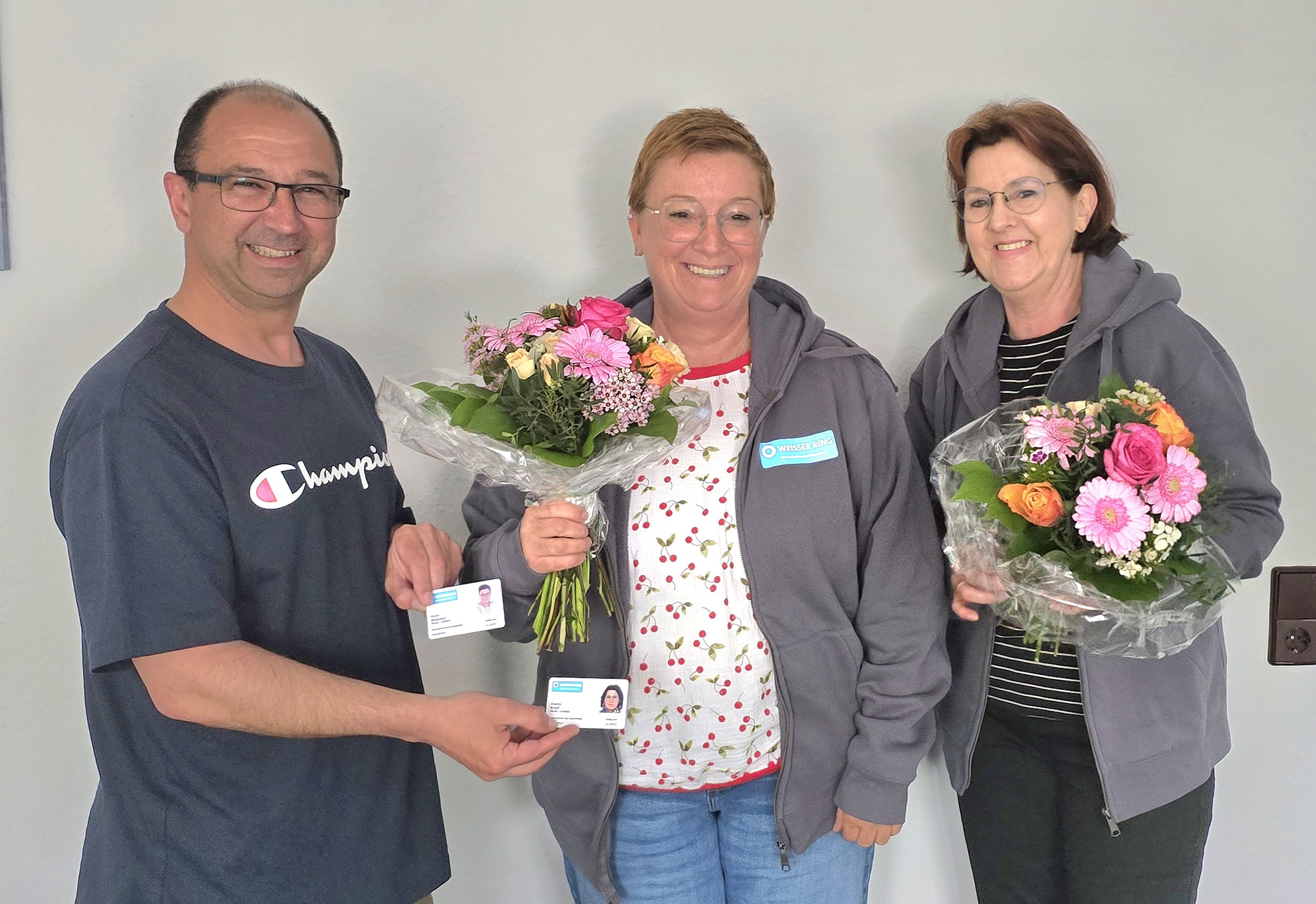 Zum Ausweis gab es Blumen